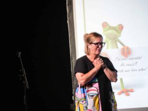 Des élèves chantent sur scène